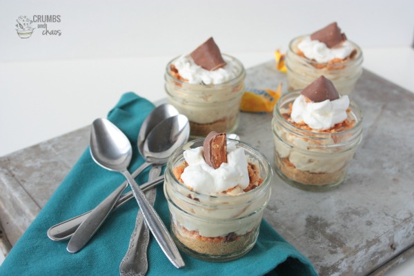 Mini Butterfinger Pies in a Jar | Crumbs and Chaos #dessert #butterfinger #pieinajar www.crumbsandchaos.dreamhosters.com