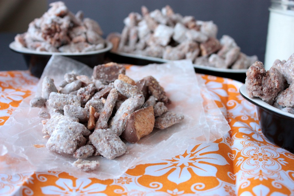 Butterfinger Muddy Buddies | Crumbs and Chaos #sweetsnacks #muddybuddies #butterfinger www.crumbsandchaos.dreamhosters.com