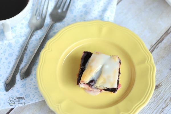 Easy Blackberry Bars | Crumbs and Chaos #piefilling #dessert www.crumbsandchaos.dreamhosters.com