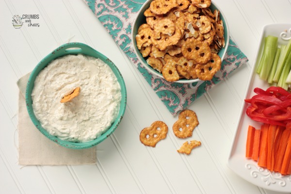 Garlic Feta Dip | Crumbs and Chaos #appetizer #dip #fetacheese www.crumbsandchaos.dreamhosters.com