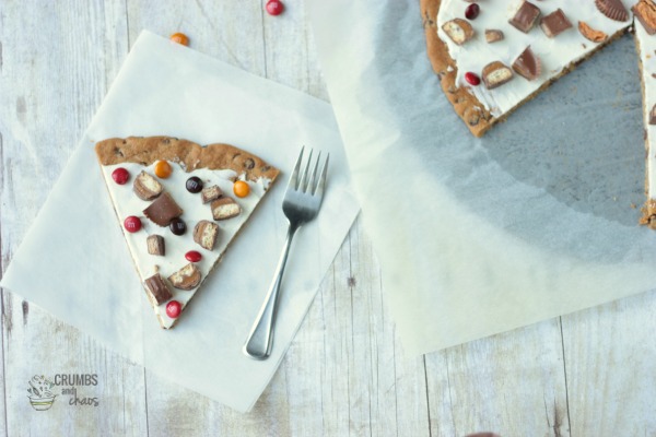 Trick or Treat Dessert Pizza | Crumbs and Chaos #candybar #halloween #fall www.crumbsandchaos.dreamhosters.com