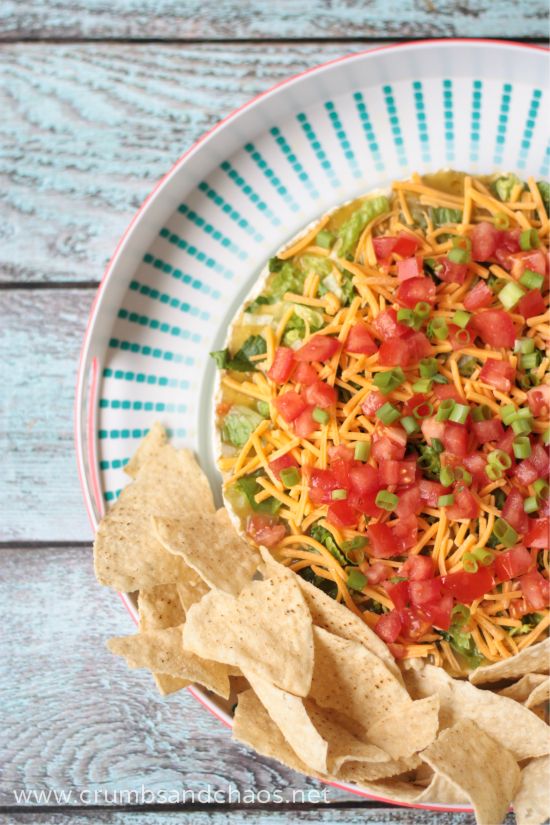 Salsa Verde Taco Dip | recipe on www.crumbsandchaos.dreamhosters.com