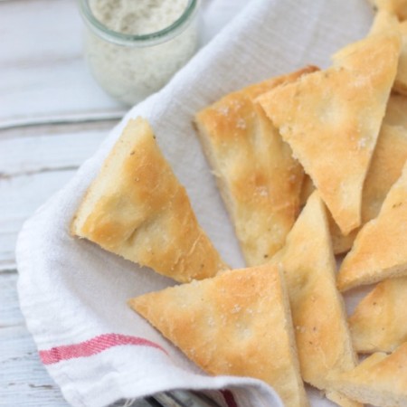 Easy Garlic Focaccia Bread | recipe on www.crumbsandchaos.dreamhosters.com