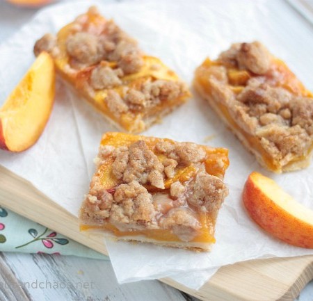 Cinnamon Streusel Peach Pie Bars | recipe on www.crumbsandchaos.dreamhosters.com