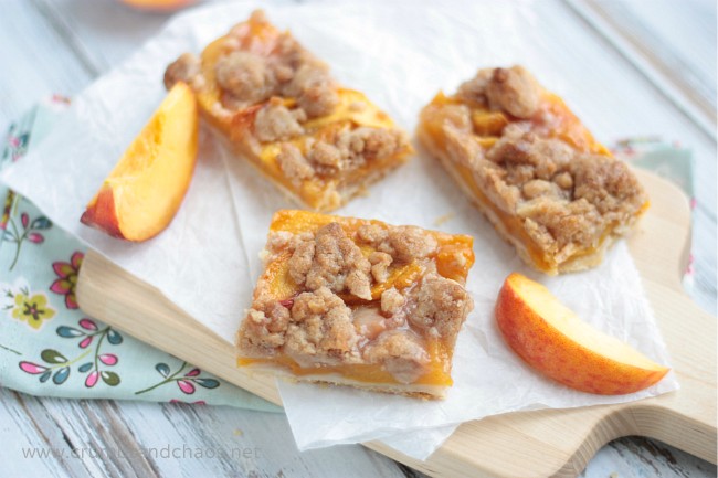 Cinnamon Streusel Peach Pie Bars | recipe on www.crumbsandchaos.dreamhosters.com