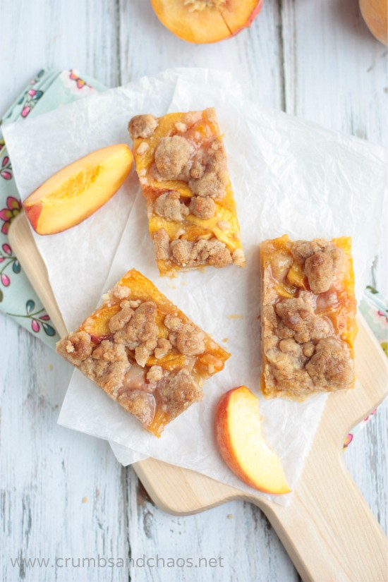 Cinnamon Streusel Peach Pie Bars | recipe on www.crumbsandchaos.dreamhosters.com