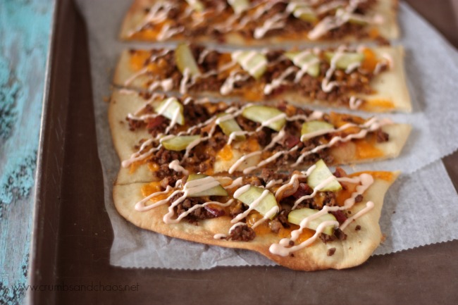 Bacon Cheeseburger Flatbread | recipe on www.crumbsandchaos.dreamhosters.com