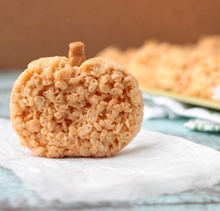 White Chocolate Pumpkin Rice Krispies Treats | recipe on www.crumbsandchaos.dreamhosters.com