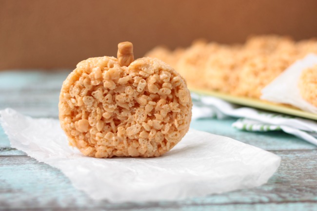 White Chocolate Pumpkin Rice Krispies Treats | recipe on www.crumbsandchaos.dreamhosters.com