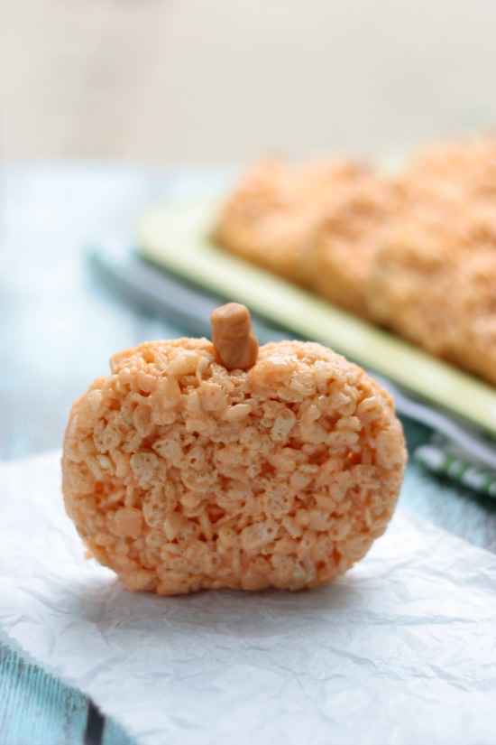 White Chocolate Pumpkin Rice Krispies Treats | recipe on www.crumbsandchaos.dreamhosters.com