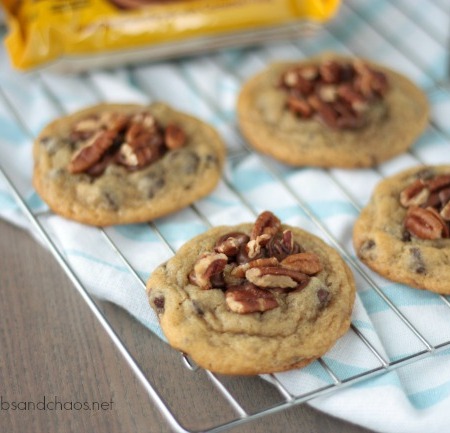 Easy Chocolate Chip Turtle Cookies | recipe on www.crumbsandchaos.dreamhosters.com