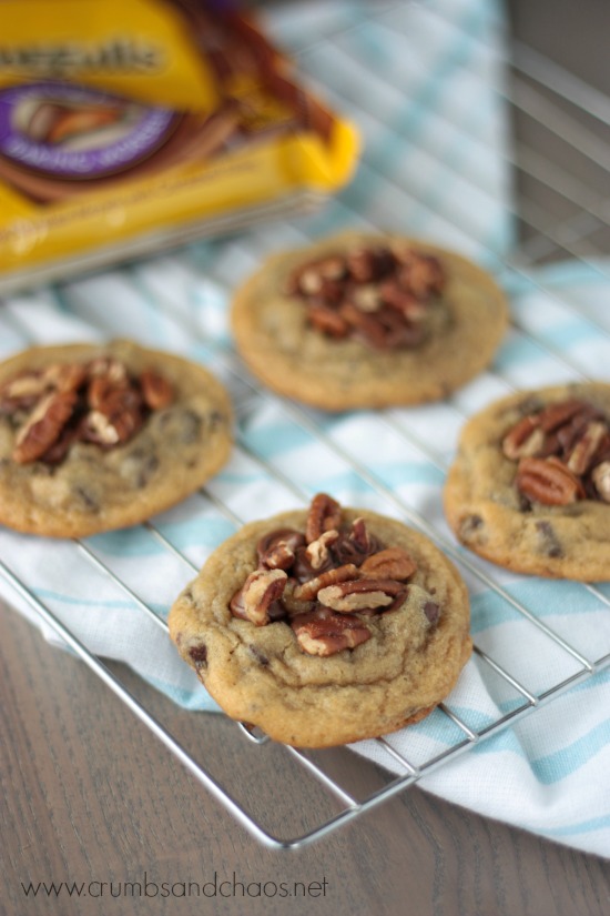 Easy Chocolate Chip Turtle Cookies | recipe on www.crumbsandchaos.dreamhosters.com