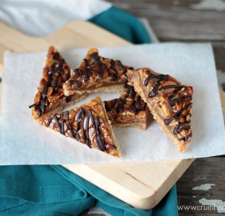 Caramel Almond Shortbread Bars | recipe on www.crumbsandchaos.dreamhosters.com