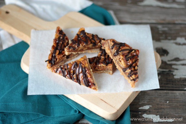 Caramel Almond Shortbread Bars | recipe on www.crumbsandchaos.dreamhosters.com